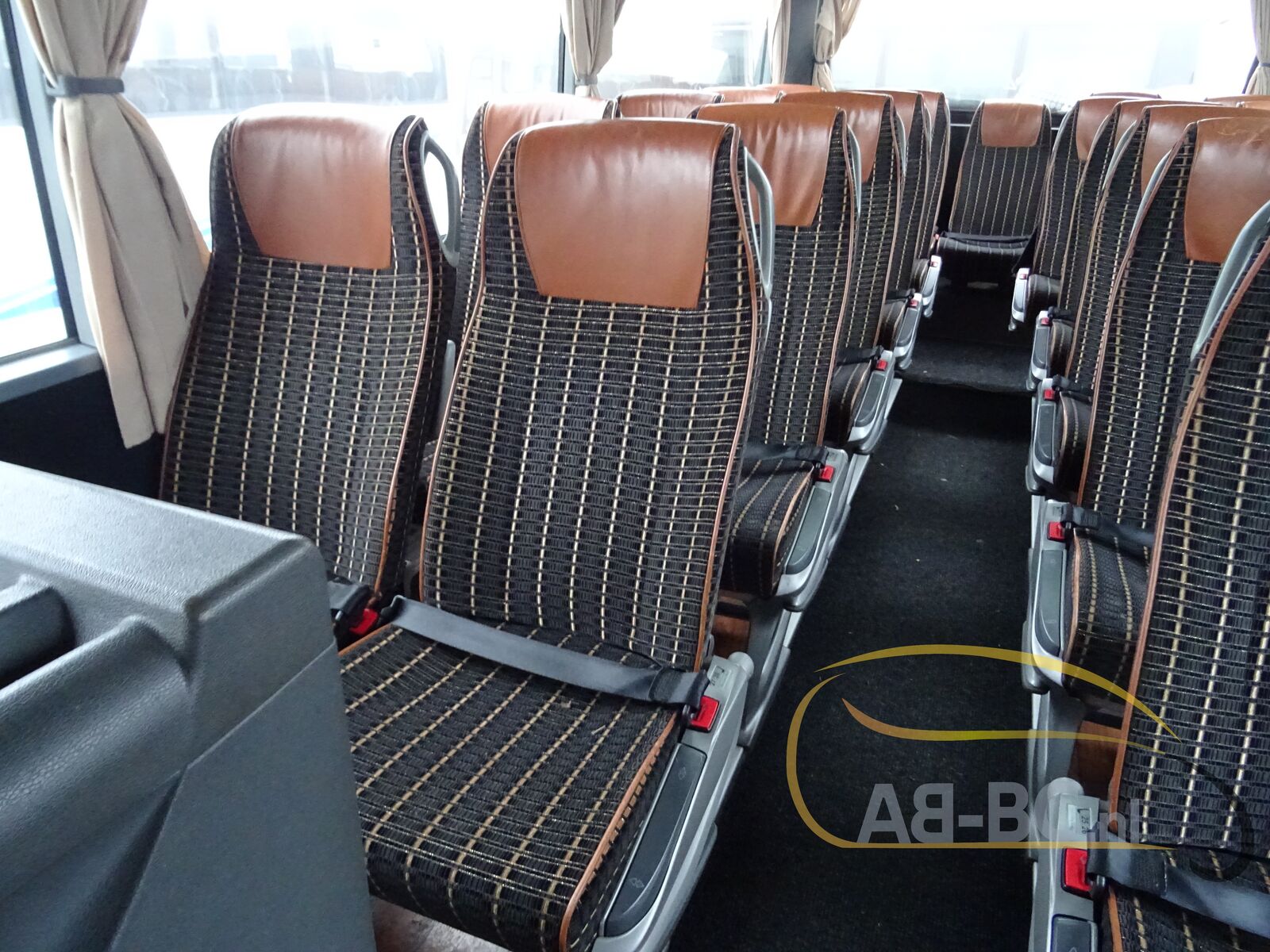 coach-bus-MERCEDES-BENZ-Tourismo-RHD-51-Seats-EURO-5---1642148108344062854_orig_73c4f1dc3898e79ef25965eda80454ef--22011410083848365800
