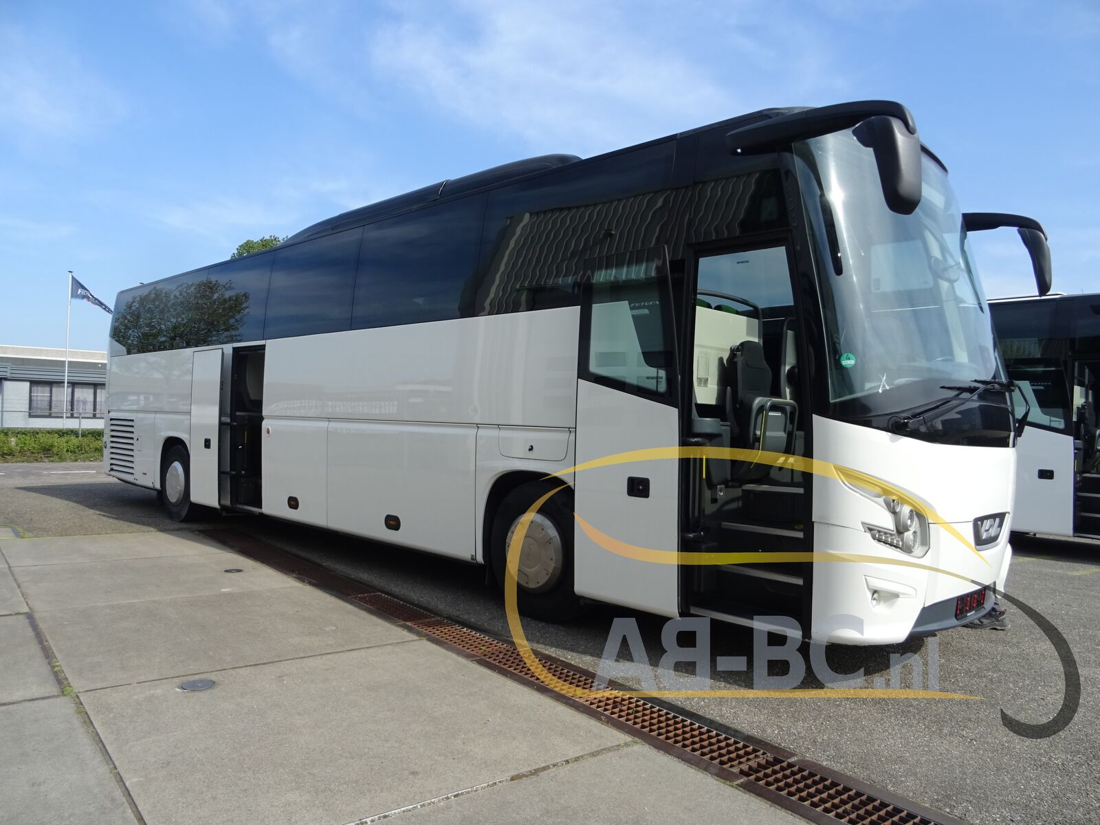 coach-bus-VDL-Futura-FHD2-129-440-51-Seats-EURO-6---1651224480593392967_orig_65e2a61ebac19fe4b45c733b765bf6ae--22042912260636414000