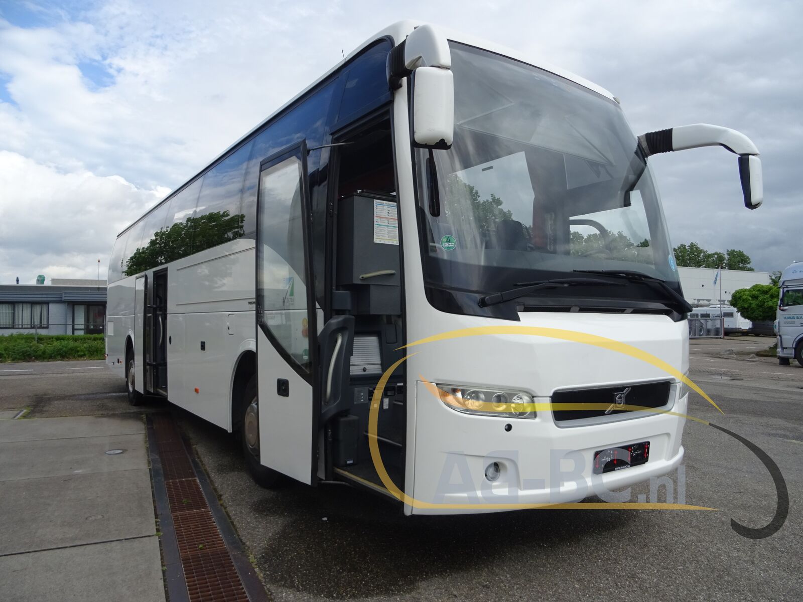 coach-bus-VOLVO-9700-Comfort-51-Seats-EURO-5---1652969969095036812_orig_535dbc57c4eeaa1a0f7f51696df501c2--22051917183207205200
