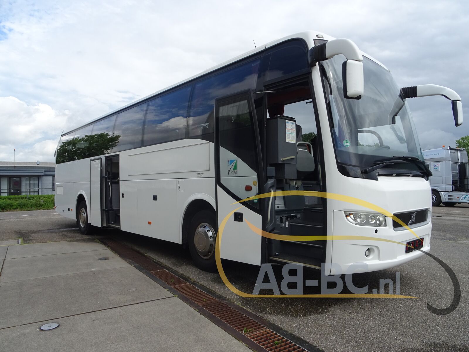 coach-bus-VOLVO-9700-Comfort-51-Seats-EURO-5---1652969972416453474_orig_ea54b09ac8a29bc9e683403f13fbb214--22051917183207205200