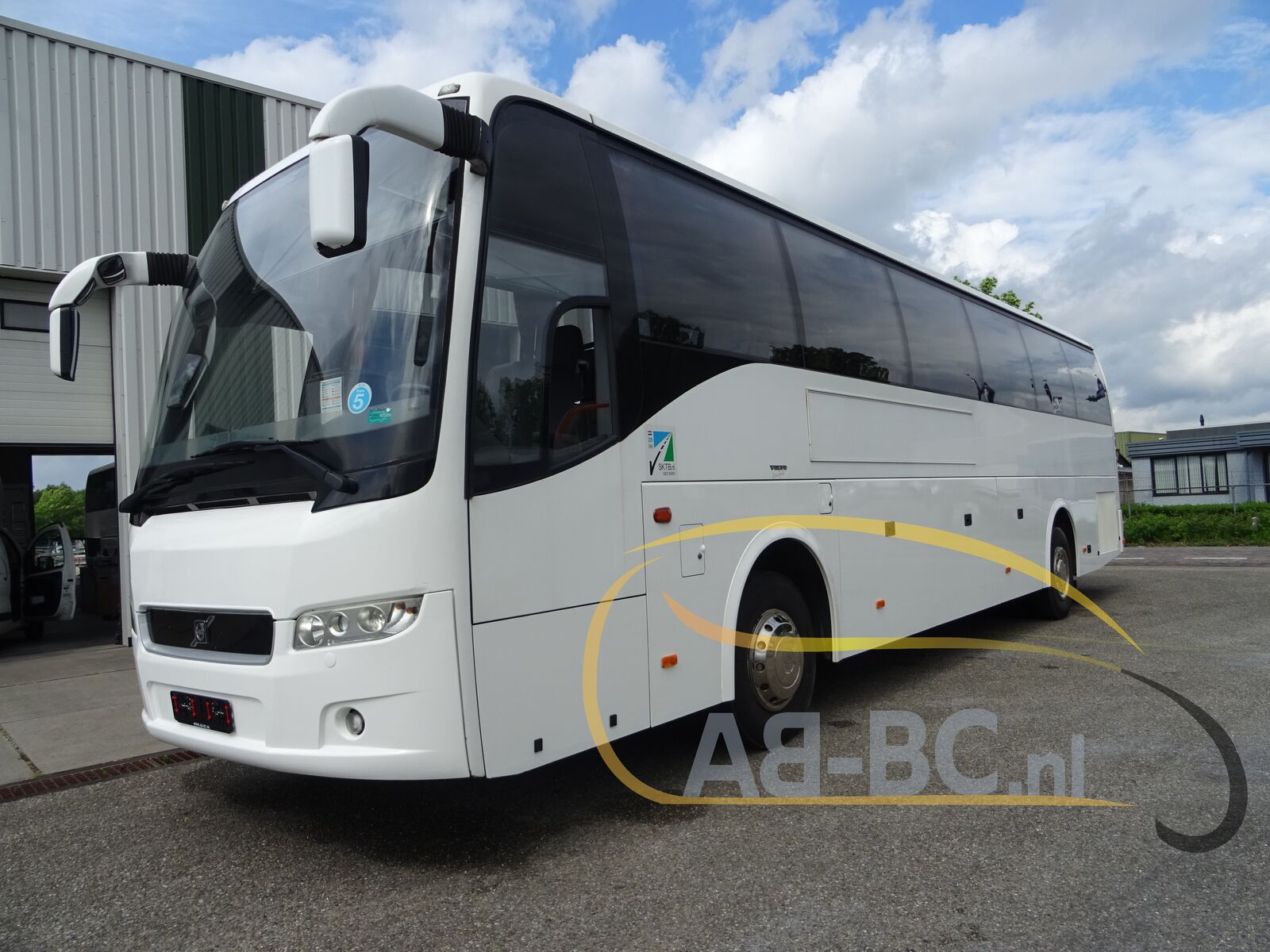 coach-bus-VOLVO-9700-Comfort-51-Seats-EURO-5---1652969996995354608_orig_53403f5923ef65b22ec91683497bbb26--22051917183207205200