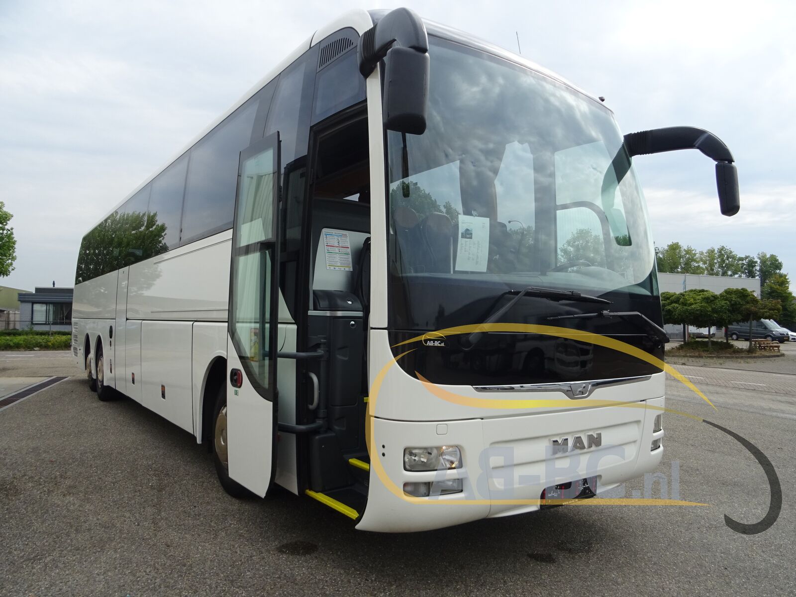 coach-bus-MAN-R08-Lions-Coach-61-Seats-EURO-6---1660558846004750927_orig_528d872deef5b45927965ca4707b3018--22072717304811402900