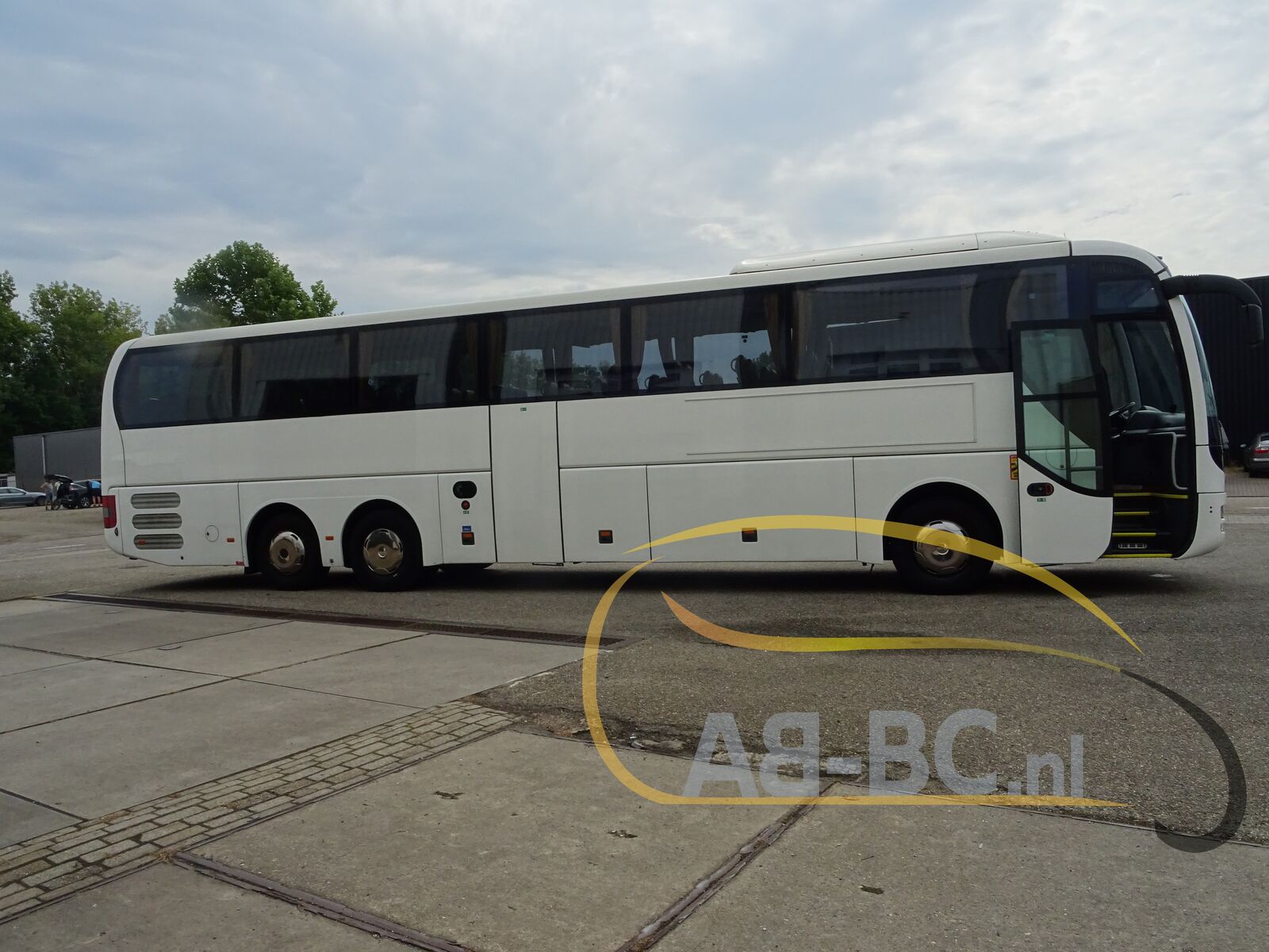 coach-bus-MAN-R08-Lions-Coach-61-Seats-EURO-6---1660558857026098219_orig_e2ea131fae2f9cd66c0067c5c6bb067d--22072717304811402900