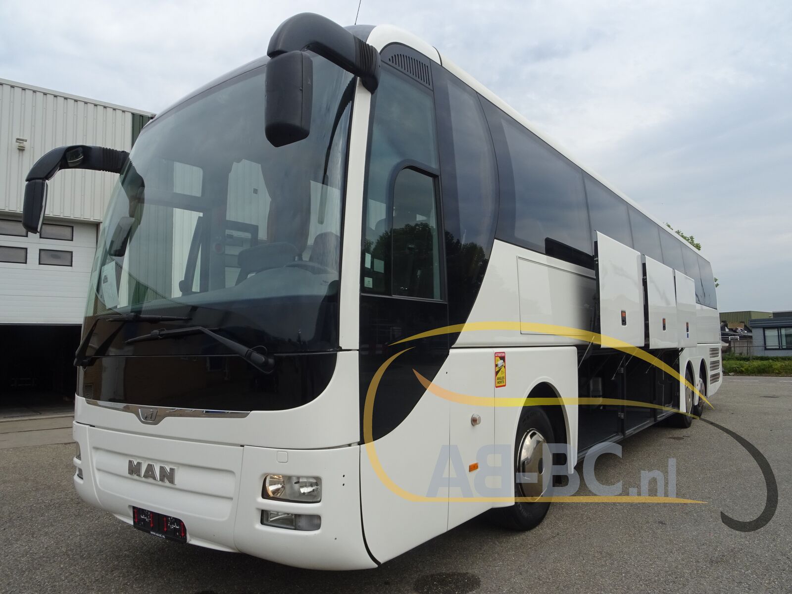 coach-bus-MAN-R08-Lions-Coach-61-Seats-EURO-6---1660558903675753602_orig_2be463187ee658b40b627784f9f71743--22072717304811402900