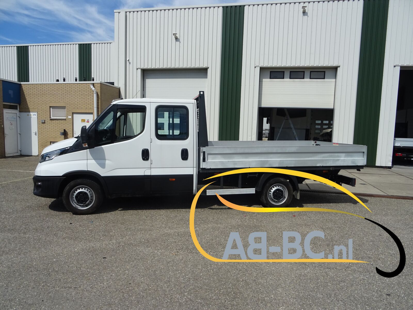 commercial-vehicle-flatbed-truck-3-5t-IVECO-Daily-35s14-DC-openlaadbak---1661344716850711488_orig_afdd93fc60743c6e264543c892727bf4--22082415210565311400