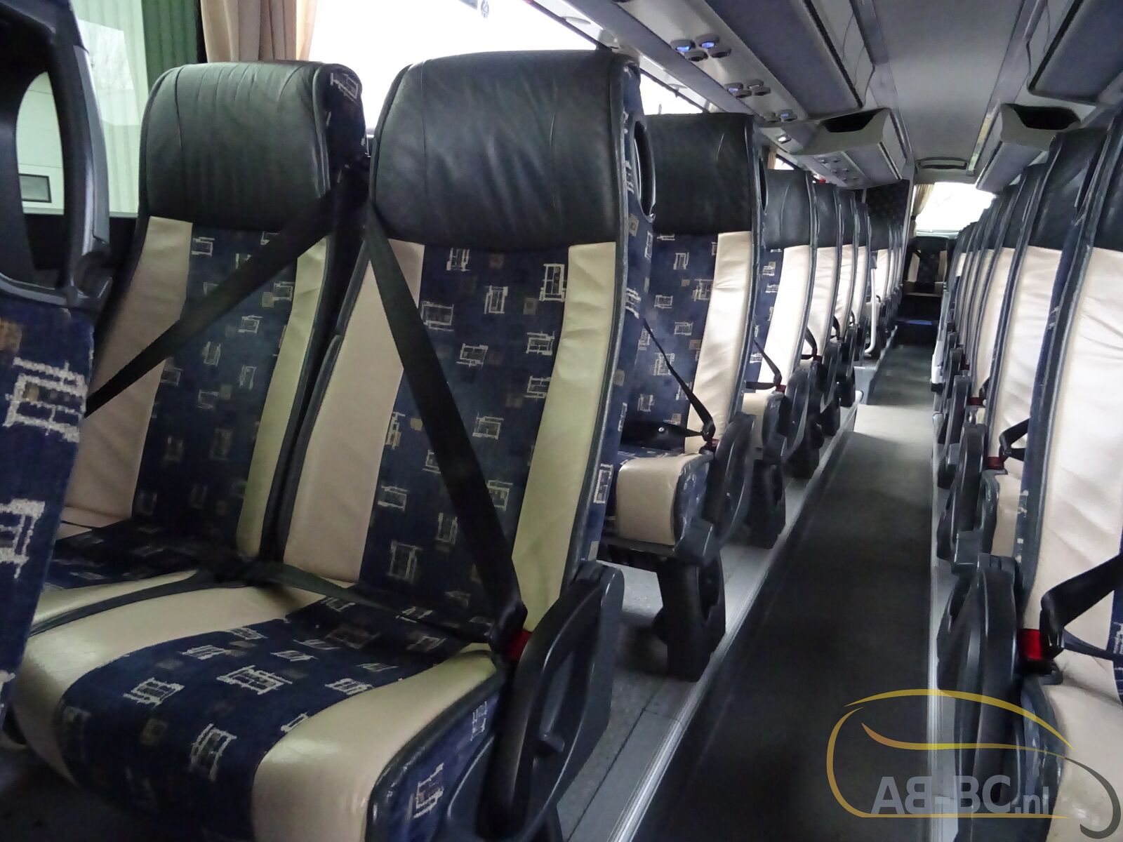 coach-bus-SCANIA-OmniExpress-53-Seats-Liftbus-EURO-5---1669198653061142730_orig_0760a9c6dce799c45cb56dfb107ccc3d--22112312140255928200