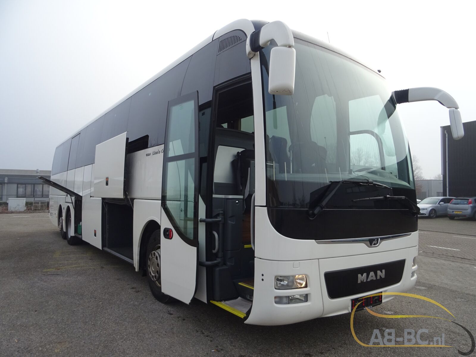 coach-bus-MAN-R08-Lions-Coach-59-Seats-EURO-6-6-wheelchair-places---1675763343917034164_orig_c1a37f8cdcd87356d03bd04eff050c96--23020711482134347500
