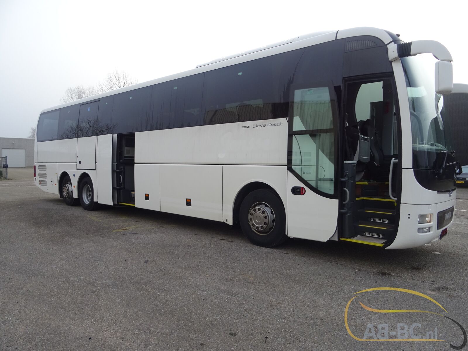 coach-bus-MAN-R08-Lions-Coach-59-Seats-EURO-6-6-wheelchair-places---1675763360837534554_orig_f3cb3e68252ffe1cabe0424bff67f617--23020711482134347500