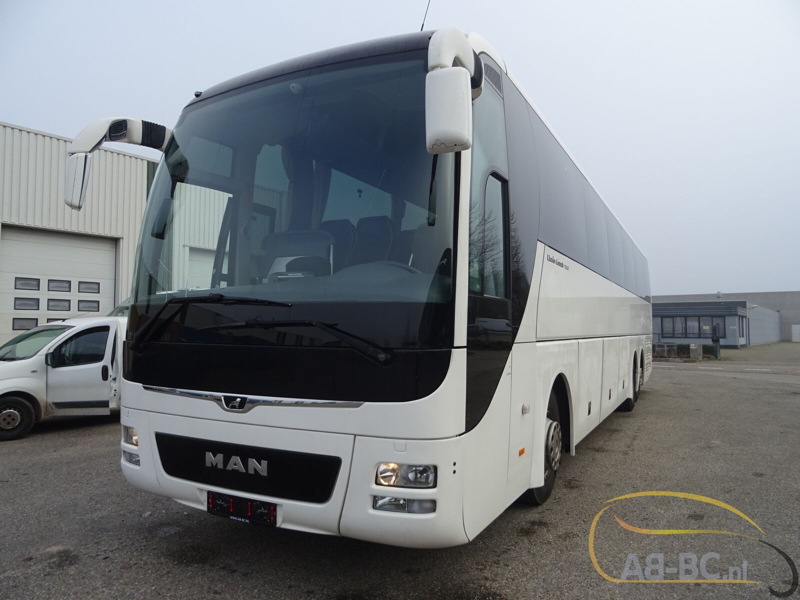 coach-bus-MAN-R08-Lions-Coach-59-Seats-EURO-6-6-wheelchair-places---1675763392328228291_orig_ed29ae189c0ad32b268f8c89554384ba--23020711482134347500