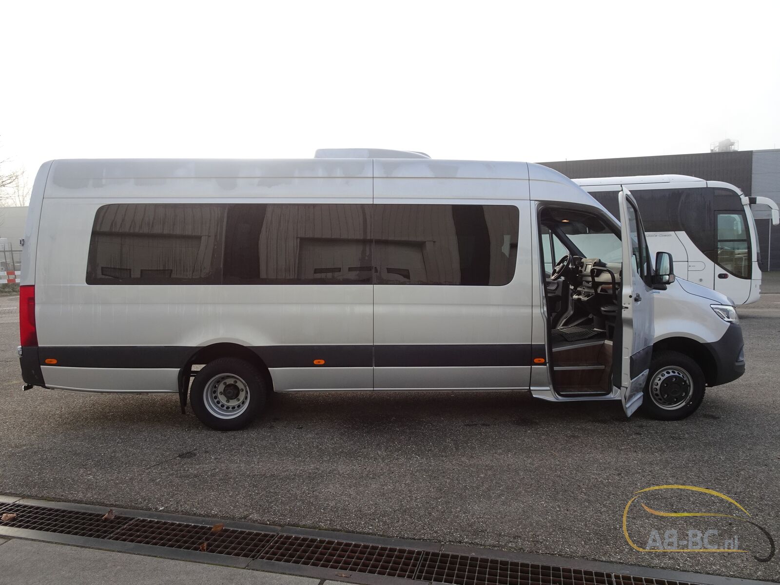 coach-bus-MERCEDES-BENZ-Sprinter-517-Mercus-20-Seats-EURO-6---1675765192559410452_orig_3cdfa8a1bef27603bed35222eb0f0de3--23020711550311459700